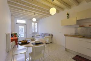 a kitchen and living room with a table and chairs at Mia Casa in Venice