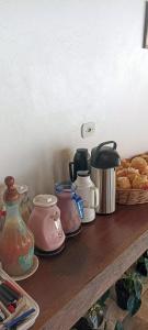 een plank met verschillende potten en gebak erop bij Pousada Alejandro in Cunha