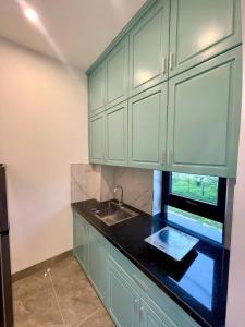 Una cocina o cocineta en Dũng home huose