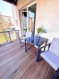 a patio with a table and chairs on a deck at Ferienwohnung Markkleeberg Zentrum in Markkleeberg