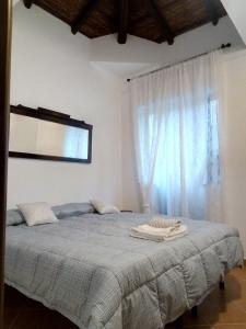 a bedroom with a large bed with a window at La Casa Dell'antiquario in Graniti