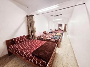 Ein Bett oder Betten in einem Zimmer der Unterkunft MIST RESIDENCY