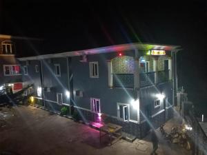 una casa blu con un arcobaleno nella notte di Paviosca Hotel a Umuahia