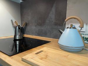 a tea kettle sitting on top of a kitchen counter at Les Casetes in La Senia