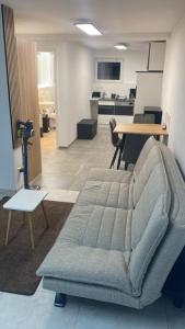 una sala de estar con un sofá y una mesa en Appartment Kuschelecke, en Kiefersfelden 12 fotos más