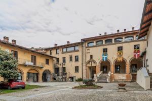 a building with a car parked in front of it at Appartamento Palazzo dei Duchi in Avigliana