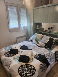 una camera da letto con due letti con cuscini sopra di Appartement Port Fréjus avec Loggia et accès Plages à pieds a Fréjus