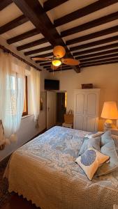 ポルトフェッラーイオにあるLa Cartomante di Bonaparteの天井の大型ベッド付きのベッドルーム1室