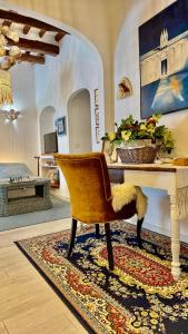 ポルトフェッラーイオにあるLa Cartomante di Bonaparteのリビングルーム(デスク、椅子付)