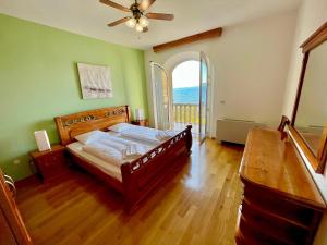 Posteľ alebo postele v izbe v ubytovaní Luxury Seaside Villa with a classic Mediterranean Olive Garden, a fully equipped Professional Kitchen, Pool, Sauna, Padle Boards and Canoe - Miolin Beach House