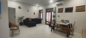 ein Wohnzimmer mit Sofa und Tisch in der Unterkunft Maison Kemmiu Kinshasa in Kinshasa