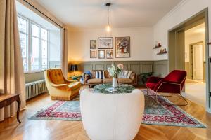 圣让德莫里耶讷Le Falcoz的客厅里有一张沙发和一张桌子。