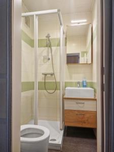 A bathroom at CityApt Wolfik Stockerau