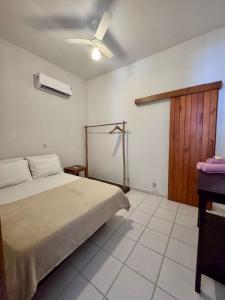 Un dormitorio con una cama y un ventilador de techo. en TRANCOSO, Ap Center Braga, en Trancoso