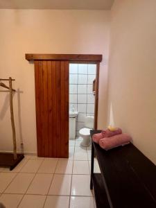 Un baño con inodoro y puerta de madera. en TRANCOSO, Ap Center Braga, en Trancoso 10 fotos más