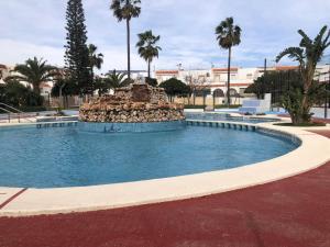 a fountain in the middle of a swimming pool at El Paraíso Retamar in Almería