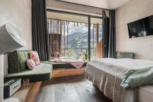 sypialnia z łóżkiem i oknem z widokiem w obiekcie Coolnest w Mayrhofen