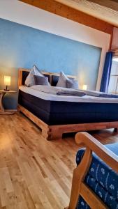 Un dormitorio con una cama grande en una habitación. en Ferienwohnung Edelweiß, en Bolsterlang