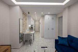 Il comprend une cuisine et un salon avec un canapé bleu. dans l'établissement Urban Pulse by #db premium stay apartments, à Thessalonique