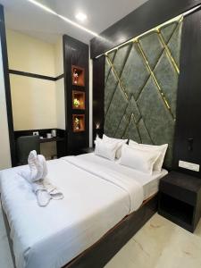 Postel nebo postele na pokoji v ubytování Hotel Sky Suite-Sahar Cargo And Intl Airport