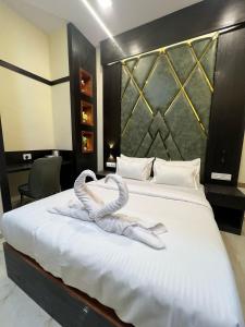 Postel nebo postele na pokoji v ubytování Hotel Sky Suite-Sahar Cargo And Intl Airport