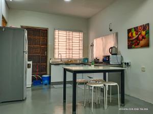 Kuchyň nebo kuchyňský kout v ubytování Cozy Homestay#5 single bed#Batu Kawan Penang