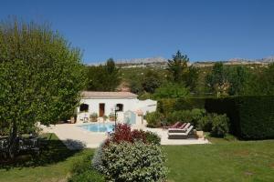 a house with a swimming pool in a yard at Piscine et tennis privés à proximité Aix en Provence in Rousset