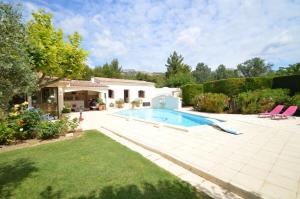 a house with a swimming pool in a yard at Piscine et tennis privés à proximité Aix en Provence in Rousset