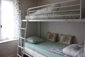 a bunk bed in a room with a bunk bedutenewayewayangering at La Gâtinaise in Châtillon-Coligny