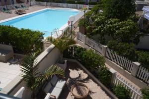 an overhead view of a swimming pool with palm trees at Pura Vida by Maspalomas Holiday Villas in Pasito Blanco