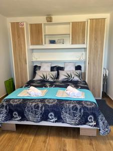 Llit o llits en una habitació de Apartmani Sirius