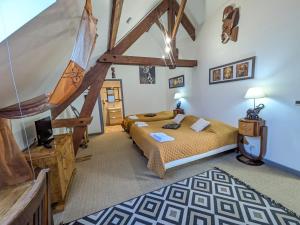 Postel nebo postele na pokoji v ubytování Chateau de Quesmy + 37 fotografií