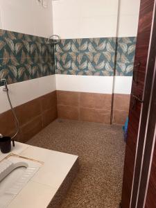 Bilik mandi di CozyNest Retreat