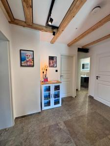 a room with white walls and a white door at TOP moderne FeWo - Alpakahof zum Himmelreich, traumhafte Lage, Terrasse mit Weitblick, kostenfreier Parkplatz, Nähe Kurklinik, optional Sauna in Bad Gottleuba +35 photos