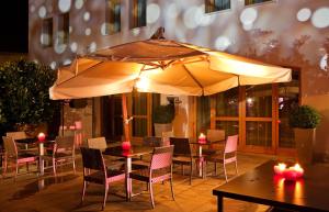 Reštaurácia alebo iné gastronomické zariadenie v ubytovaní Al Tezzon Hotel