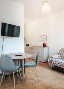 Televízia a/alebo spoločenská miestnosť v ubytovaní Casale Center