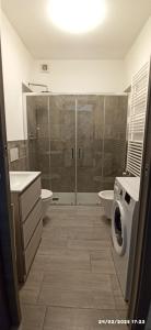 Un baño con ducha, inodoro y lavabo. en LNI Ferrera, en Cunardo