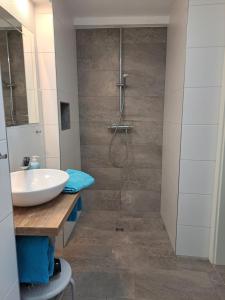 バート・ゾーデン・アレンドルフにあるFerienwohung Villa Cäcilieの洗面台とシャワー付きのバスルーム +49枚の写真