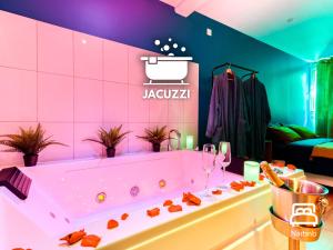 Posteľ alebo postele v izbe v ubytovaní Narbnb - EDEN SUITE - Jacuzzi - Parking - Clim