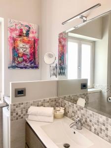 圣安吉洛Flat 252 Sorrento Apartments的浴室里有洗手池和镜子 更多37张照片