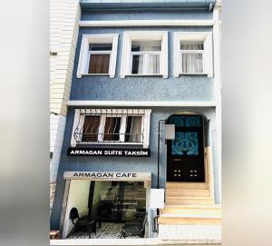 an apartment building with an american suite tashkurgan caffe at Armagan Suite Taksim in Istanbul