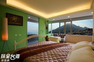 Vista generica sulle montagne o vista sulle montagne dall'interno del bed & breakfast