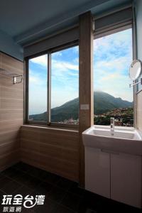 Vista generica sulle montagne o vista sulle montagne dall'interno del bed & breakfast