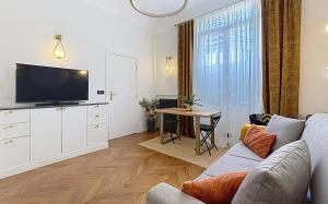 un soggiorno con un divano, una TV e un tavolo di Appartement PARIS avec Parking a Vanves