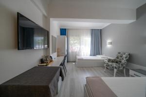 TV a/nebo společenská místnost v ubytování Artunc Hotel Bodrum