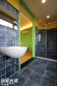 un bagno con lavandino e piastrelle verdi e blu di Good Time B&B a Jiufen Altre 37 foto