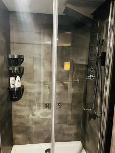 prysznic ze szklanymi drzwiami w łazience w obiekcie CAPFUN luxe chalet Onthaasten op de Veluwe za tm za w mieście Doornspijk