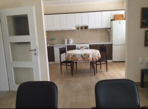 cocina con mesa, sillas y nevera blanca en Vila Dube, en Ulcinj 33 fotos más