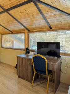 ein Büro mit einem Holzschreibtisch und einem Stuhl in der Unterkunft Lileo Kutaisi - Hotel&Winery in Kutaissi