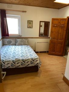 Ένα ή περισσότερα κρεβάτια σε δωμάτιο στο Killarney Railway Hostel